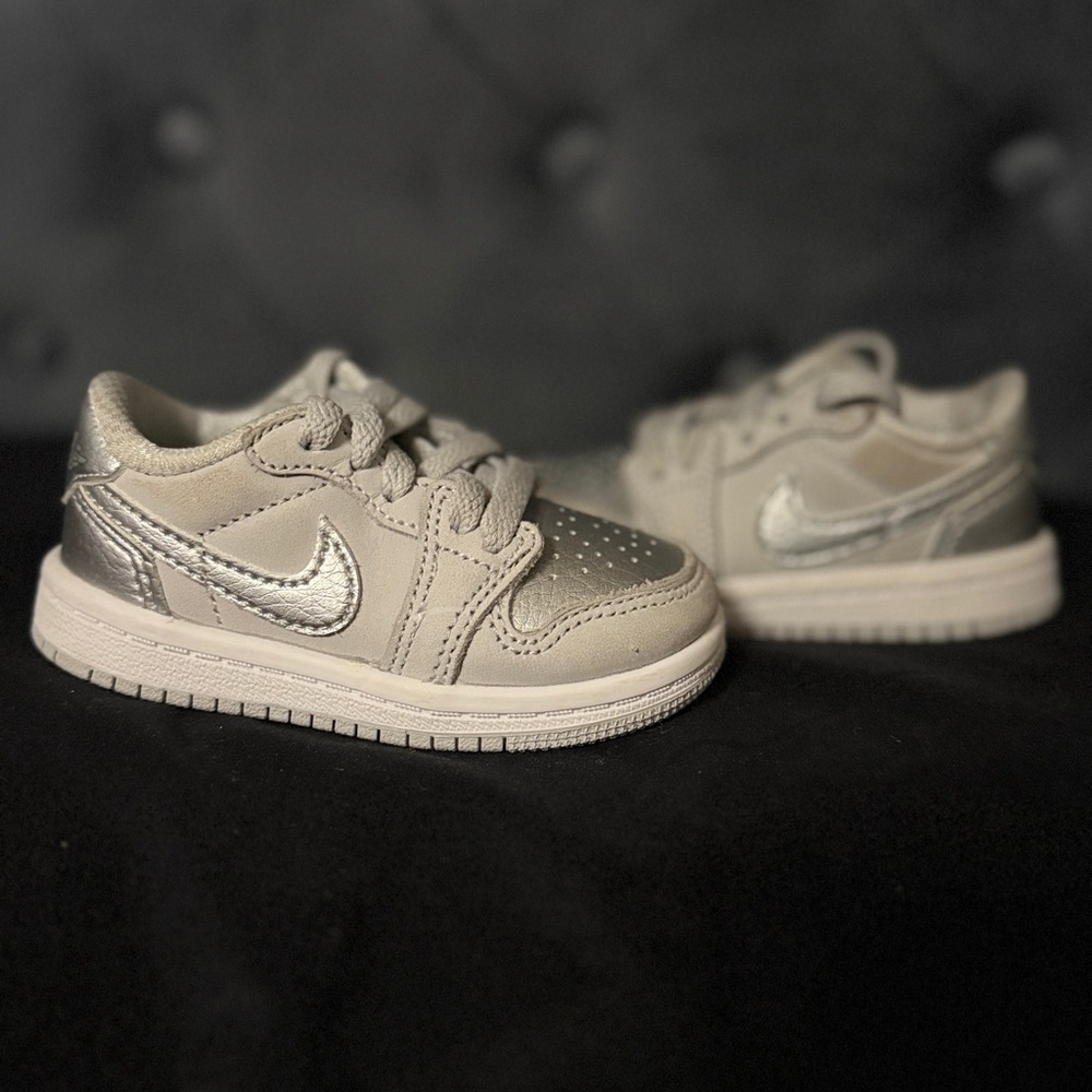 Jordan 1 Retro Low OG "Metallic Silver"